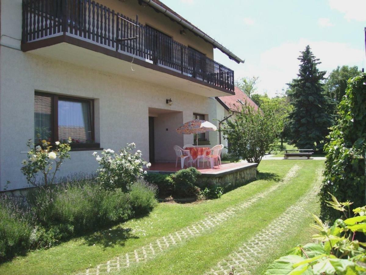 Gyongyvirag Vendeghaz Apartment Balatonboglar Bagian luar foto